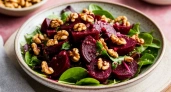 Вкусный салат со свеклой: гостей от него за уши не оттащишь — сытный и быстрый рецепт