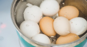 Никогда не кладите яйца после варки в холодную воду: вот что происходит с продуктом