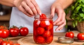 В банку с помидорами вместо сахара всегда добавляю одну ложку меда: получается совершенно по-другому - рецепт сладких помидорчиков