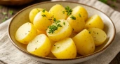 Готовлю вареную картошку по-новому и не нарадуюсь результату: 2 ингредиента меняют вкус блюда