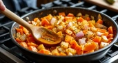 Что обжаривается в первую очередь — лук или морковь? Запомните простое правило для приготовления вкусной зажарки
