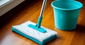 Зачем мыть пол шваброй в пупырчатой пленке, а в унитаз сыпать стиральный порошок: 12 хитростей умных уборщиц