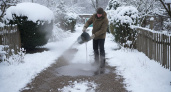 Дорожка очистится ото льда без применения соли и песка: запомните простое домашнее средство