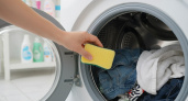 Зачем опытные хозяйки кладут губку в барабан стиральной машины во время стирки? Узнала — и теперь всегда использую этот способ