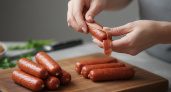 Чищу всю упаковку сосисок и сарделек сразу — нужно знать всего один трюк. Хозяйки, запоминайте
