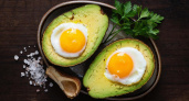 Берем 1 авокадо и 2 яйца: получаем "Королевский завтрак" — вкуснейший в мире