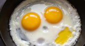 Узнала, как правильно жарить яичницу: одна маленькая хитрость перед тем, как разбить яйцо