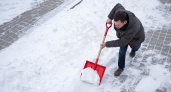 Умные хозяева снег лопатой давно не чистят и спину не надрывают — есть 3 способа идеально и быстро вычистить двор 
