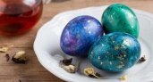 «Космические» яйца на Пасху: красивые цвета яйцам придадут 2 простых ингредиента — всеми забытый метод