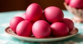 Изумительно красивые пасхальные яйца розового цвета: для покраски нужен один натуральный ингредиент