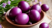 Не свекла и не ягоды: искупайте яйца в отваре этой травы — сливовый цвет яиц произведет фурор на Пасху