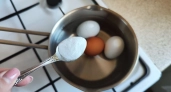 Что нужно добавить в воду при варке яиц, чтобы скорлупа слетала с них сама – совет от соседки на Пасху