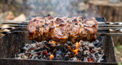 Не лимон и не кефир: в чём умелые хозяйки выдерживают мясо для шашлыка — тает во рту, гости умоляют раскрыть секрет маринада