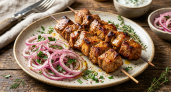 Мясо вкуснее и сочнее шашлыка: запекаем его в духовке — с секретным маринадом
