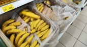 Зачем продавцы "Магнита" и "Пятерочки" забирают пакетики из ящиков с бананами? Я тоже так делаю — делюсь секретом