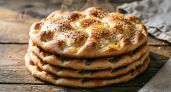 Лепешки, которые я жарю чаще, чем блины: сырные, тонкие, без грамма дрожжей — готовятся 15 минут, съедаются за 5 