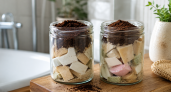 Засыпаю обмылки кофейным жмыхом — бодрящий эффект на целый день: полезную штуку храню в ванной