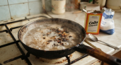 Этот ресторанный метод спасает самые запущенные сковородки: пара ложек из кухонного шкафа — и нагар отслаивается на глазах