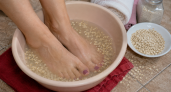 Овсянку отправляю не в кашу, а в таз: 3 ложки на 10 минут — и шершавые пятки мягче лепестков розы