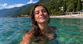 За границу без загранника: чистое море +24 °C, горы у самой воды и пляжи без сочинской толкучки — осенью самое время