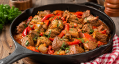 Беру 700 г свинины и много овощей: готовлю сербскую мучкалицу — мясо получается нежным, сочным и ароматным 