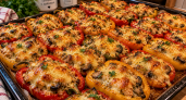 Перцы больше не фарширую скучным рисом: набиваю курицей с грибами и прячу под сыром — сочные «лодочки» сметают прямо с противня