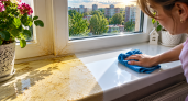 Белый подоконник пожелтел от солнца и времени: пара капель простого средства — и вместо уставшего пластика снова чистая белая поверхность