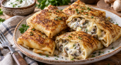 Блины с мясом и творогом больше не заворачиваю: делаю «подушечки» с сыром и грибами — пухлые, румяные и набитые начинкой до отвала