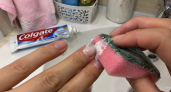 К мастеру за японским маникюром больше не хожу: беру зубную пасту и кухонную губку — 2 минуты, и результат как в салоне