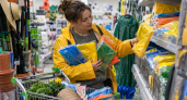 Скупаю пачками в Fix Price дождевики, но не ношу: везу на дачу и мастерю 5 толковых приспособлений — для грядок, дровника и тачки
