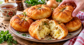Леплю обалденные беляши без мяса: беру 2 копеечных ингредиента — тесто пузырится, начинка нежная и ароматная, вкуснее говяжьих в 10 раз