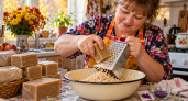 Осенью скупаю хозяйственное мыло пачками: тру как сыр и добавляю марганцовку — копеечный трюк опытных хозяек