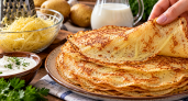 Тру картошку и смешиваю с молоком: блинчики вкуснее ресторанных — нежные, с хрустящей корочкой, хоть на завтрак, хоть на праздничный стол