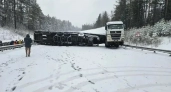 В Иркутской области перевернувшийся грузовик остановил движение по трассе “Байкал”