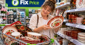 Вынесла из Fix Price целую башню посуды в русском стиле: расписные тарелки словно из богатой купеческой усадьбы — роскошь за копейки