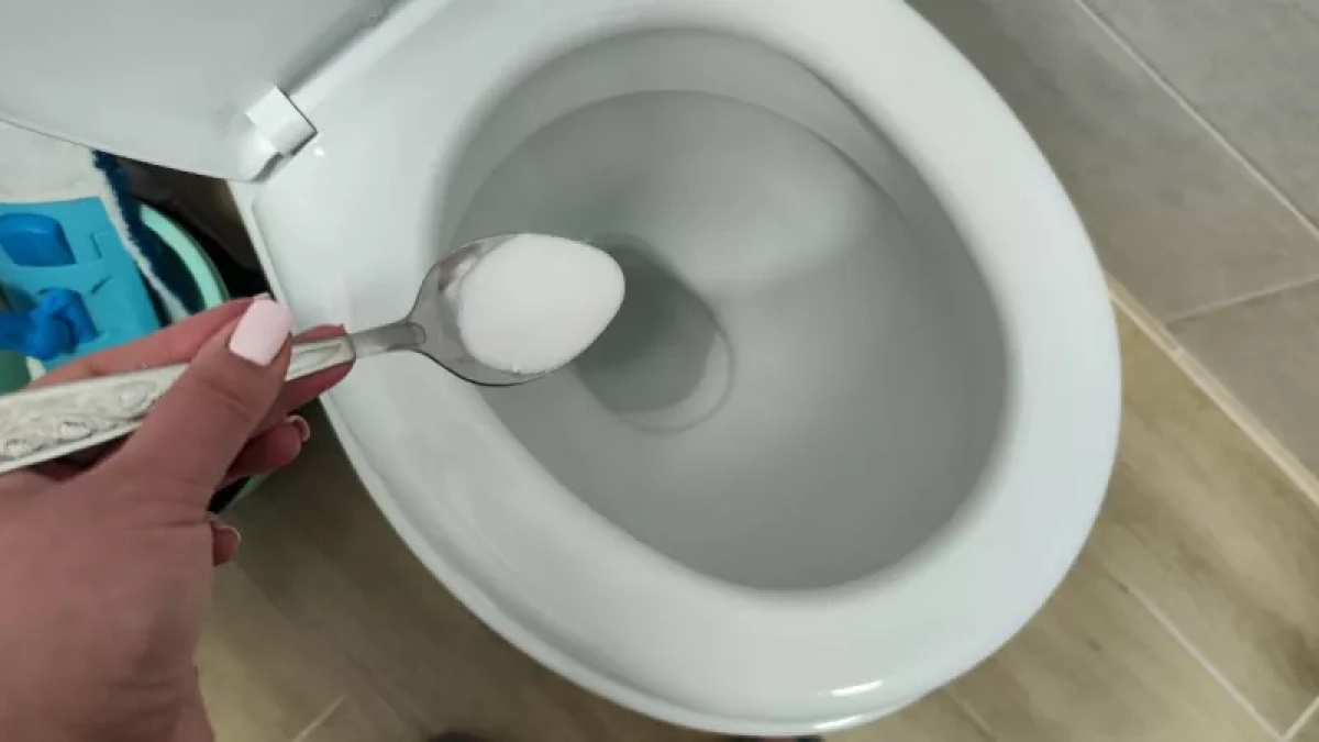 Почему нужно солить воду в унитазе. Запомните это на всю жизнь