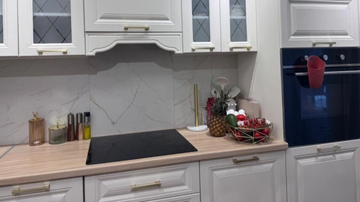 1 ложка на губку — и кухонные фасады одним движением станут как новые: от липкого жира, грязи и потеков не останется и следа