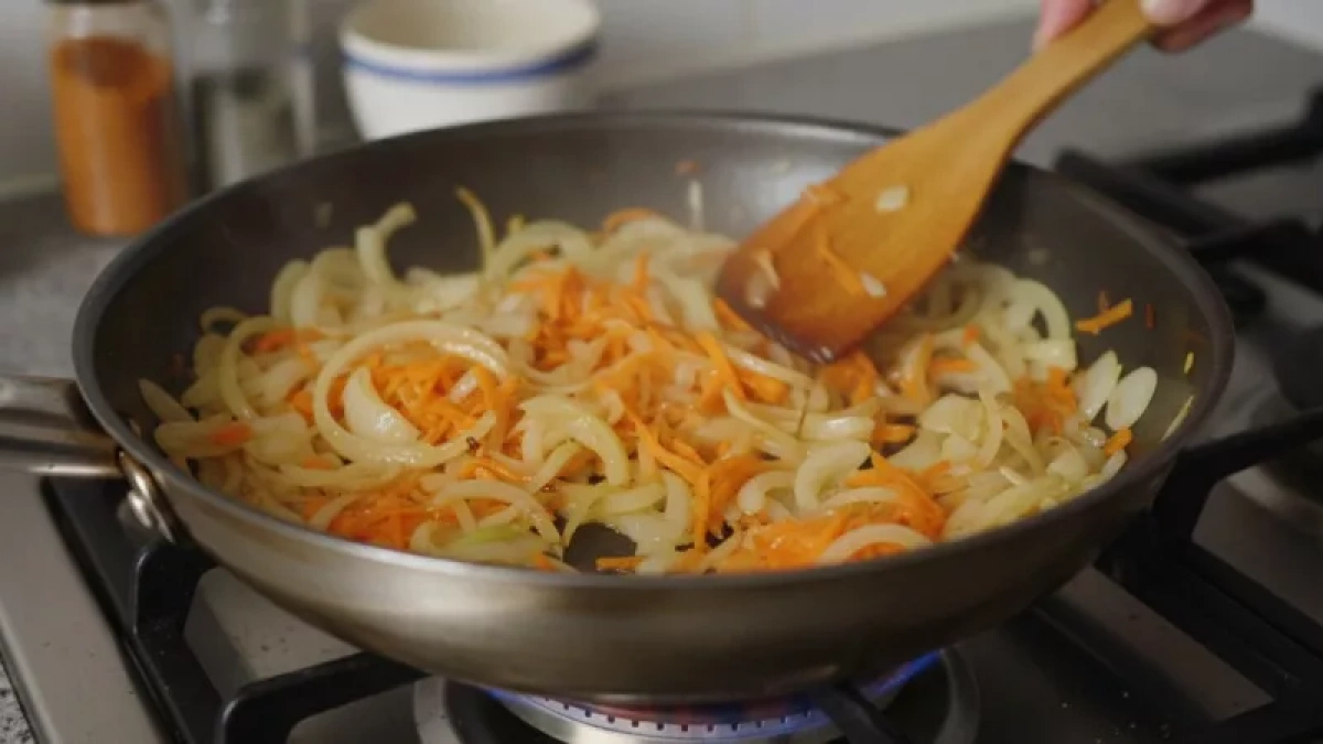 Что обжаривается первым — лук или морковь? Запомните правильную последовательность для приготовления вкусной зажарки