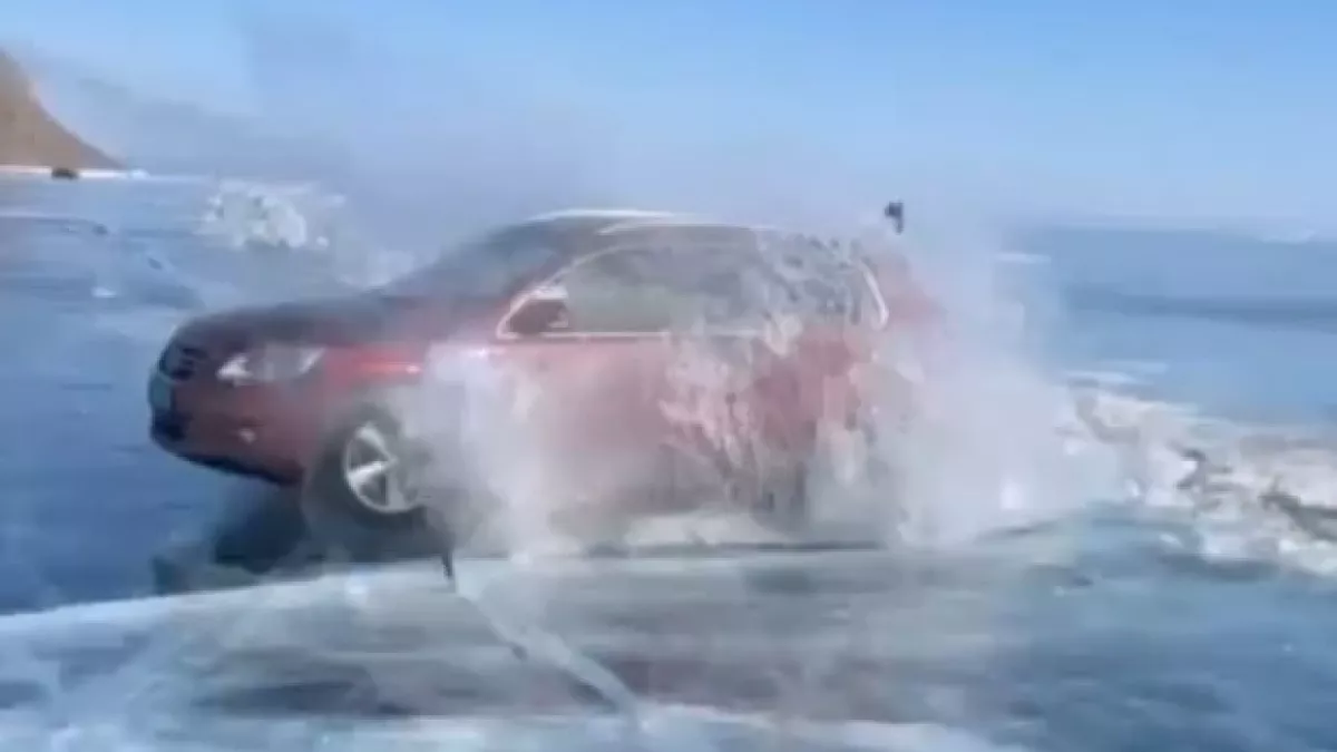 Водитель из Иркутской области решил перепрыгнуть на иномарке трещину на Байкале