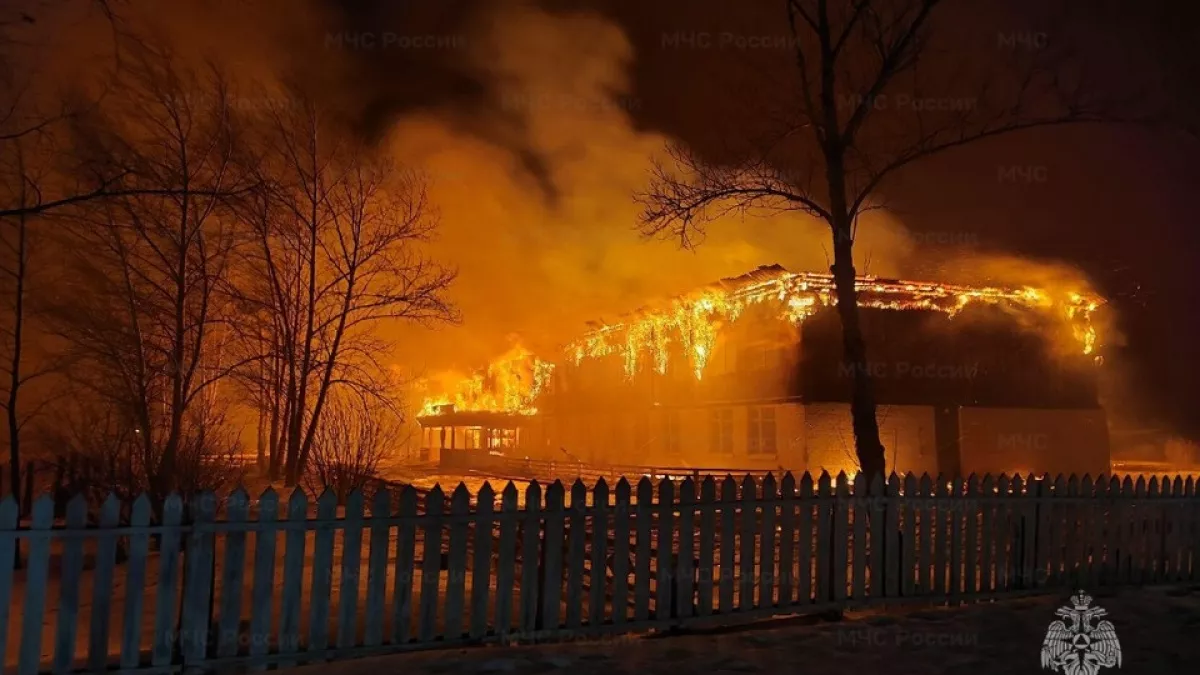 Пожар полностью уничтожил школу в Иркутской области