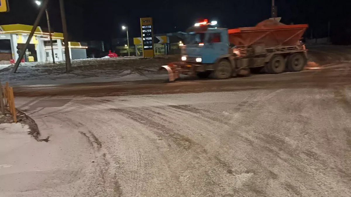 Коммунальные службы Усолья расчищают прилотковые зоны на Ватутина