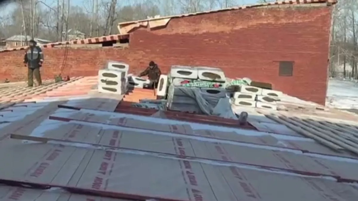 В Усолье-Сибирском капитально ремонтируют кровлю педагогического колледжа