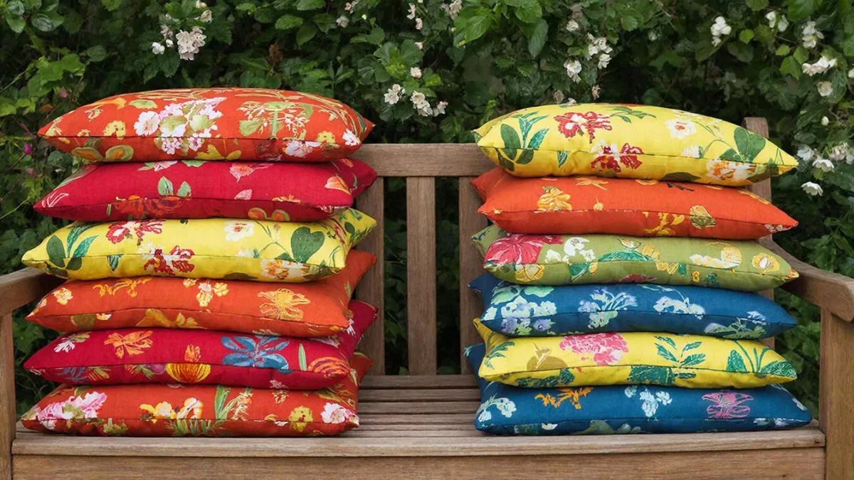 Даже дачные подушки запахнут свежестью: одна хитрость от пота и изношенности