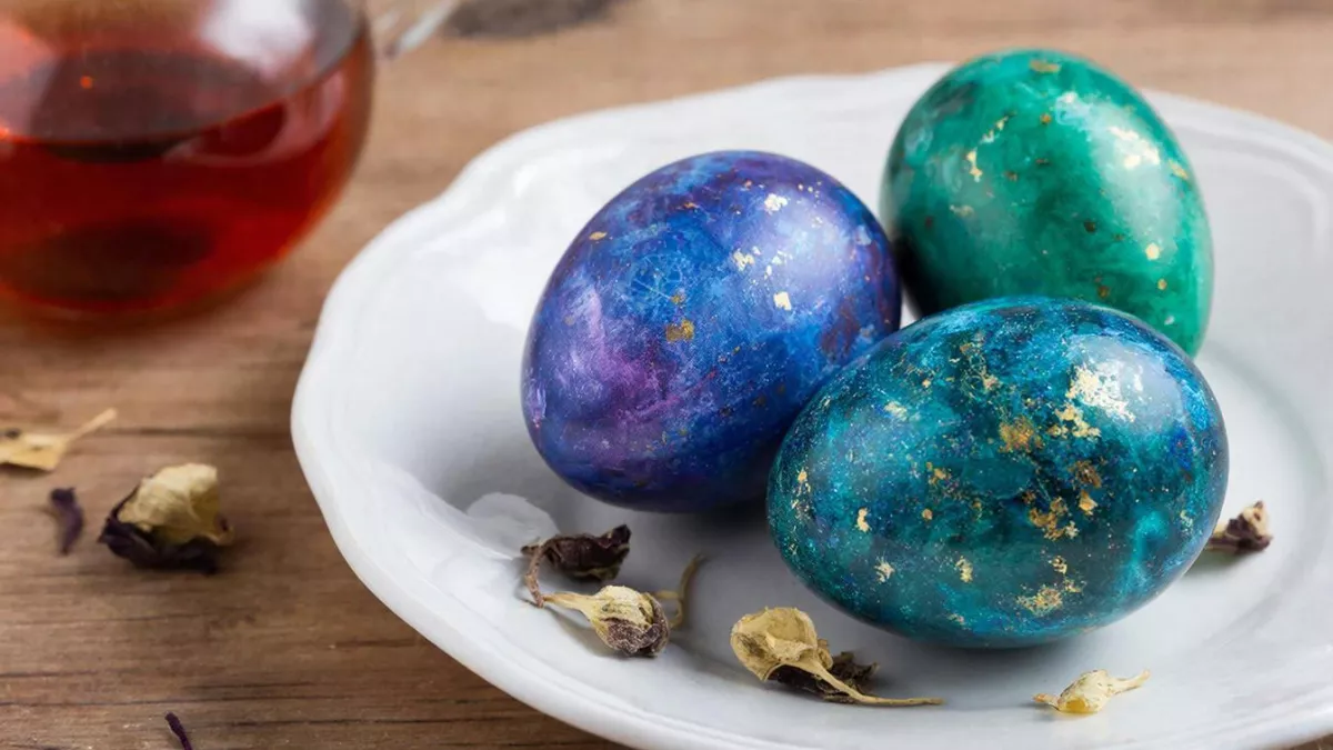 «Космические» яйца на Пасху: красивые цвета яйцам придадут 2 простых ингредиента — всеми забытый метод