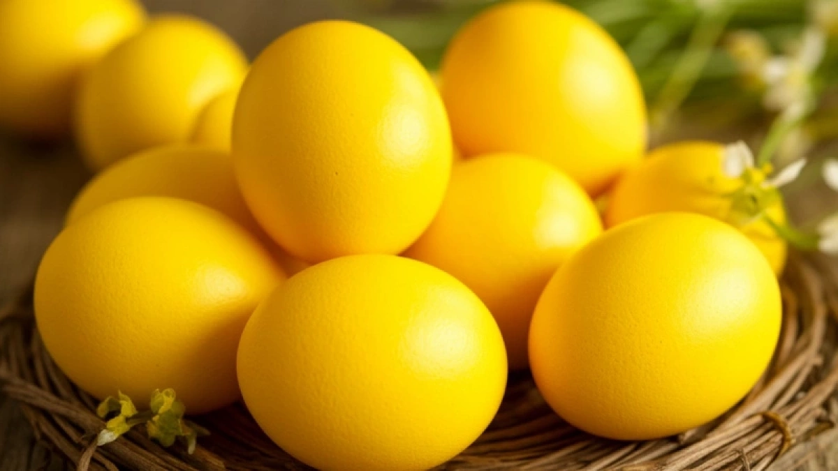 Не куркума и не шелуха: секрет праздничных пасхальных яиц — эта специя сделает их ярче лимонов