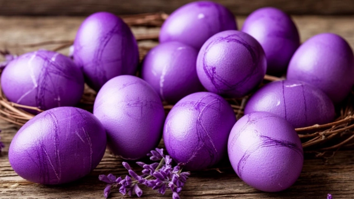 Не скорлупа, а просто космос: для покраски яиц в фиолетовый цвет "химоза" не нужна — понадобится лишь один отход