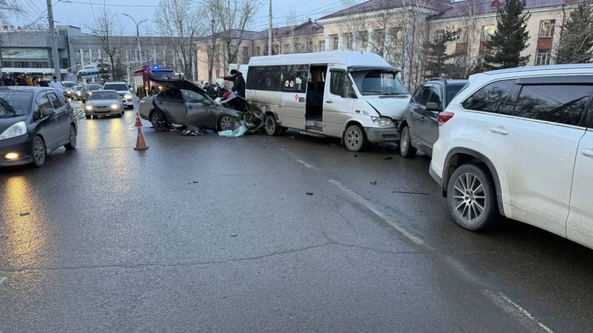 В Иркутской области массовое ДТП с участием семи машин привело к травмированию женщины и детей