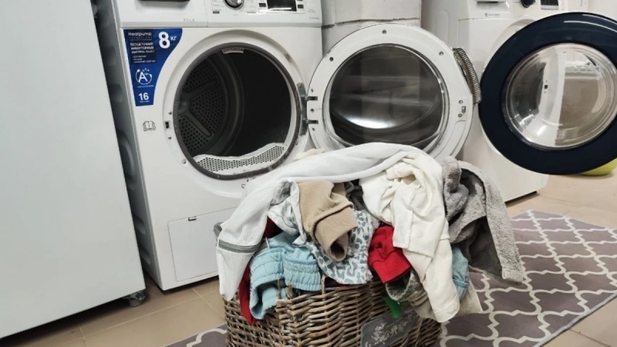 Одна пластиковая бутылка по совету соседа — и стиралка перестала прыгать: работает лучше любого способа из интернета