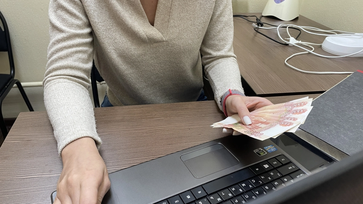 Жительница Усолья-Сибирского лишилась зарплаты, открыв праздничную открытку от подруги