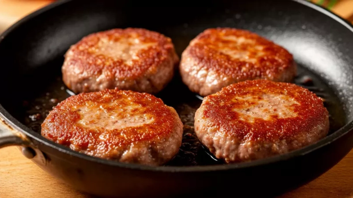 Не хлебный мякиш и не сало: вот что добавляю в фарш для сочности и вкуса — котлеты получаются "пуховыми" и нежными